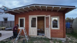 Хозблок из мини-бруса получил крышу, окна и цвет