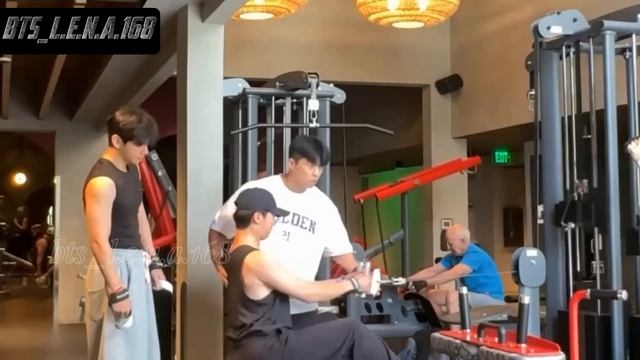 Тэхен держался неплохо, не считая его руки и пристальный взгляд смотреть онлайн