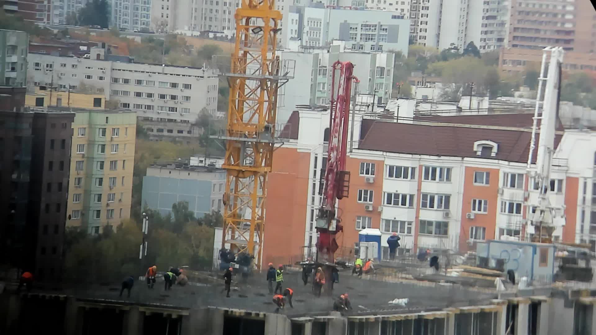 Рабочие на стройке многоэтажки смотреть онлайн
