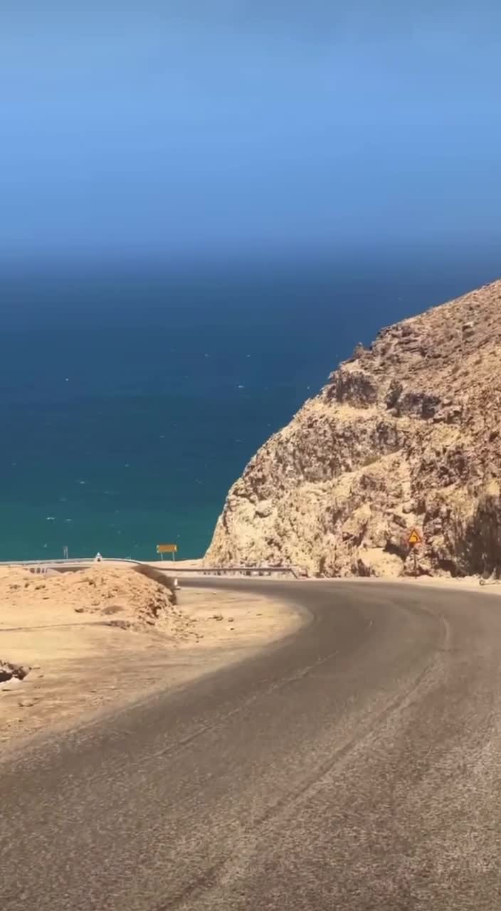 Маскат, столица Омана, расположенная на берегу Оманского залива, окружена горами и известна своим... смотреть онлайн