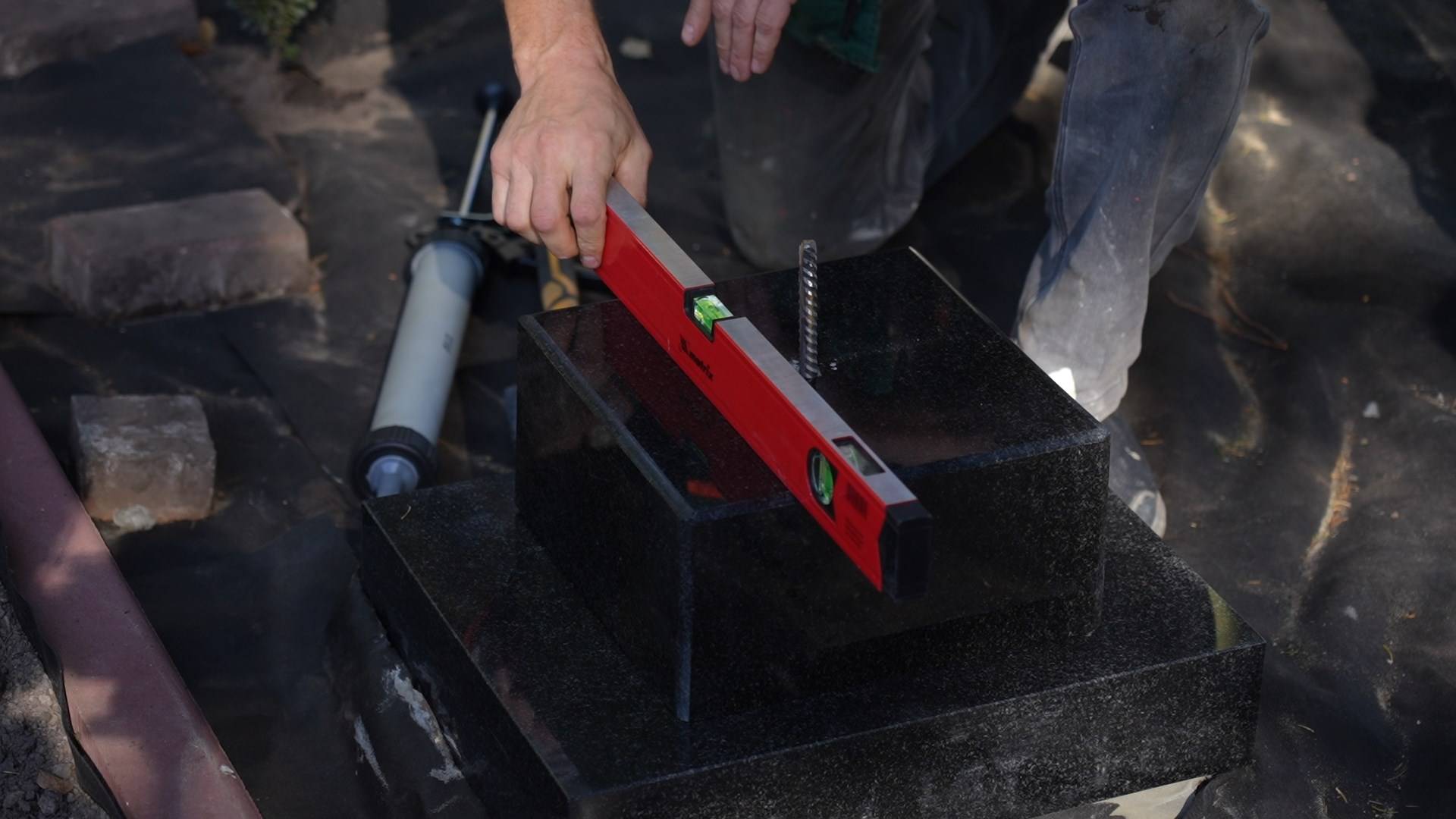 Идет капитальная реконструкция мемориального комплекса «Большой Дуб» в Железногорском районе смотреть онлайн