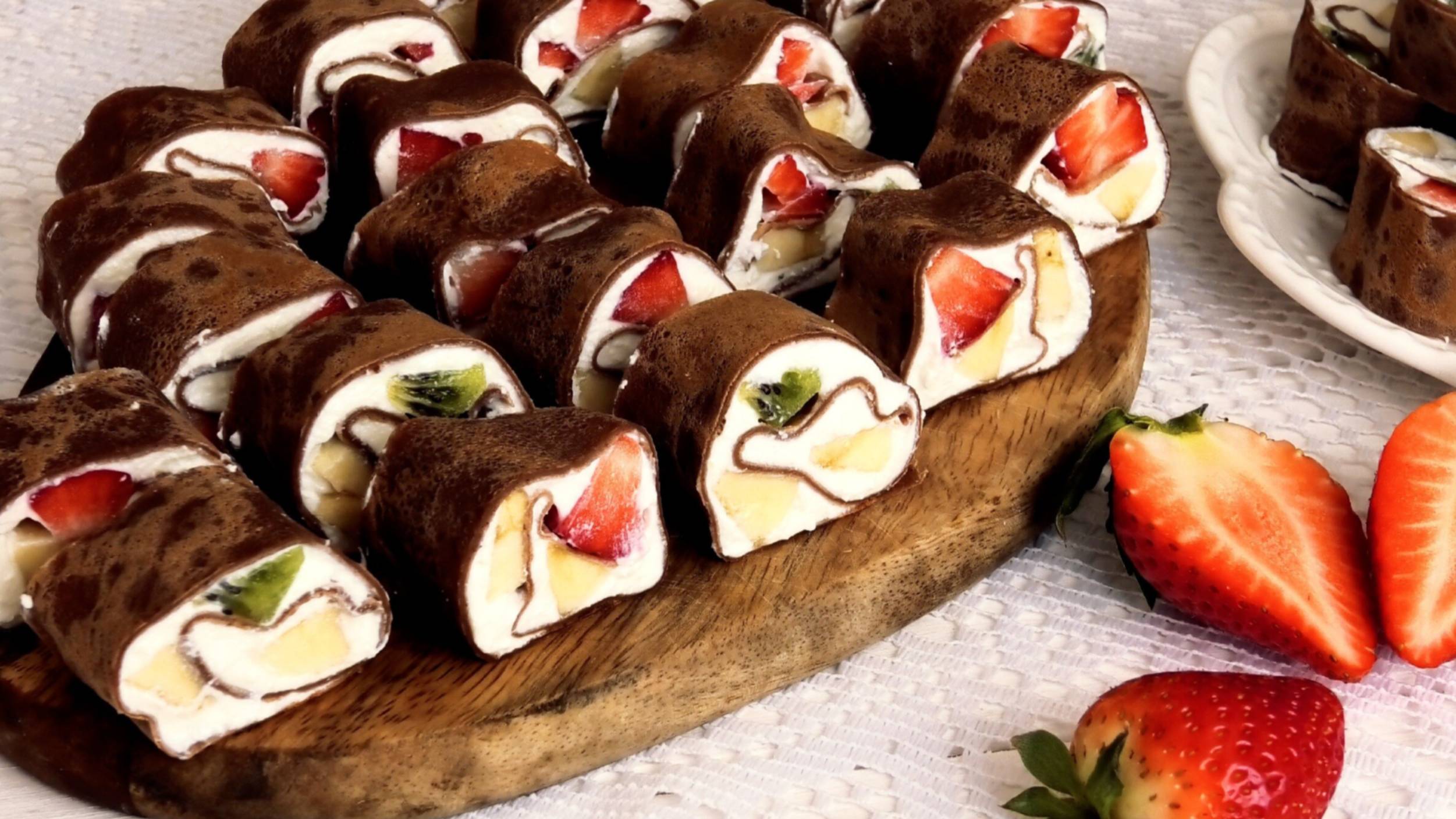 Шоколадные блинные роллы с фруктами: вкусно и просто. смотреть онлайн