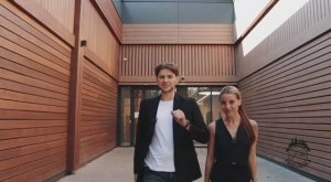 Монтаж фасада стрелковой галереи. Фасад из планкена из лиственницы с покраской.