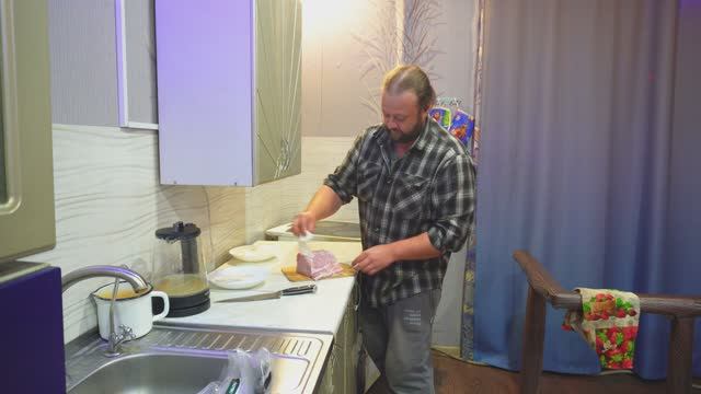 ПРОФЕССИОНАЛЬНЫЙ ПОВАР ГОТОВИТ ДЕРЕВЕНСКИЙ ШНИЦЕЛЬ ПО-МОСКОВСКИ ВКУСНО И АППЕТИТНО смотреть онлайн