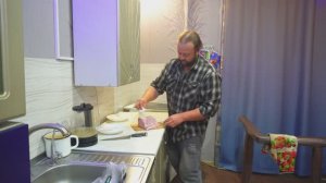 ПРОФЕССИОНАЛЬНЫЙ ПОВАР ГОТОВИТ ДЕРЕВЕНСКИЙ ШНИЦЕЛЬ ПО-МОСКОВСКИ ВКУСНО И АППЕТИТНО