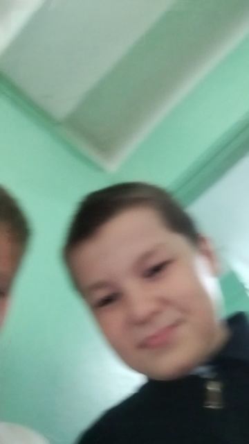 Женя играет