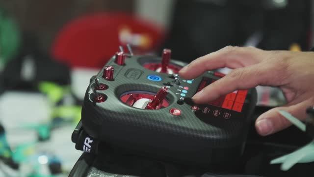 ТУЛЬСКИЙ ВЕЛОТРЕК ПРИНИМАЕТ ПЕРВЕНСТВО И ЧЕМПИОНАТ РОССИИ ПО АВИАМОДЕЛЬНОМУ СПОРТУ - ГОНКАМ ДРОНОВ смотреть онлайн