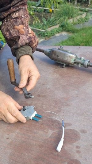 Самоделка приспособление Динамо машина своими руками #diy #полезныесоветы #хитрости #shorts