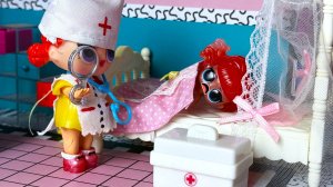 ЗАБОЛЕЛА СЕСТРЕНКА ЛОЛ😭 ДОКТОР ПРИШЕЛ В ДОМ🏰 Куклы ЛОЛ мультики Даринелка