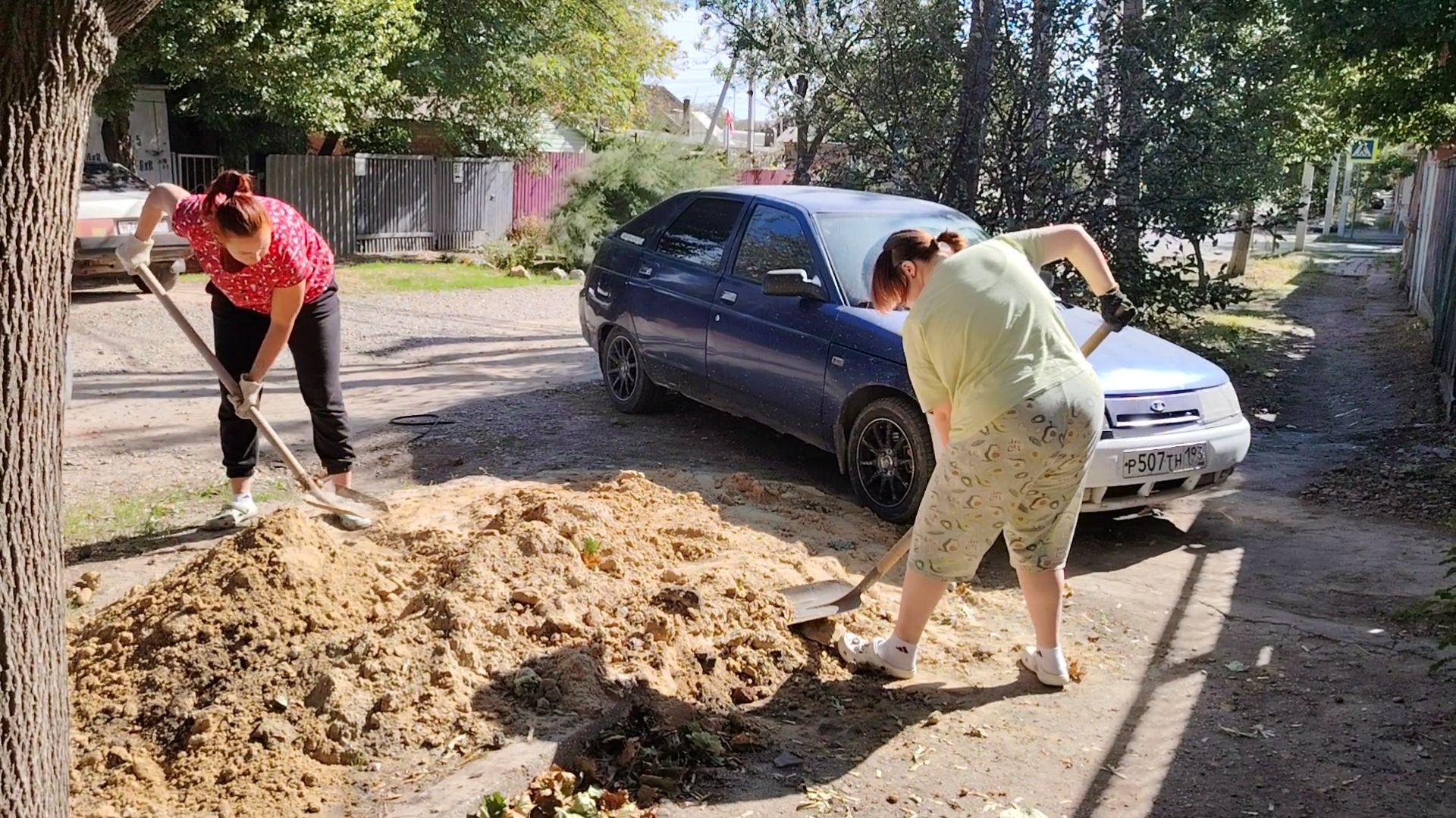 Ейск ! Работы по реконструкции части КУПЕЧЕСКОГО дома и двора продолжаются 29-09-2025. смотреть онлайн