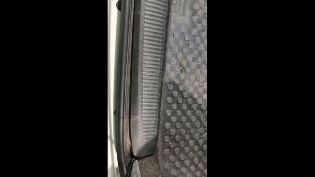 Hundai Elantra 3 Снятие пластиковой накладки замка крышки багажника