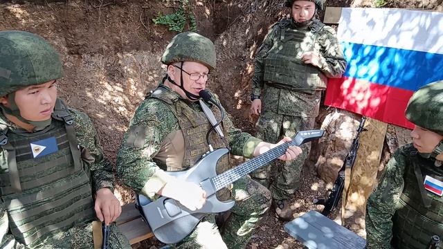 Артист фронтовой творческой бригады Е. Гавриленко у бойцов на передовой.