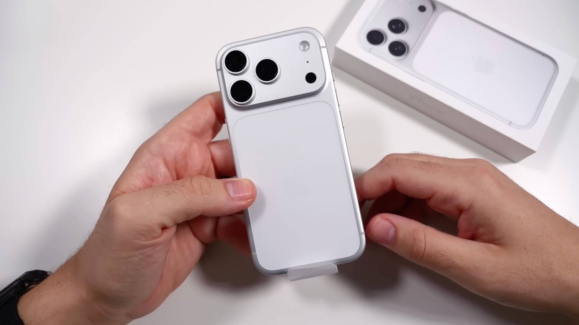 Распаковка iPhone 17 Pro и первые впечатления! смотреть онлайн