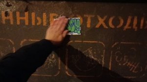 клею свой стикер на мусорный бак