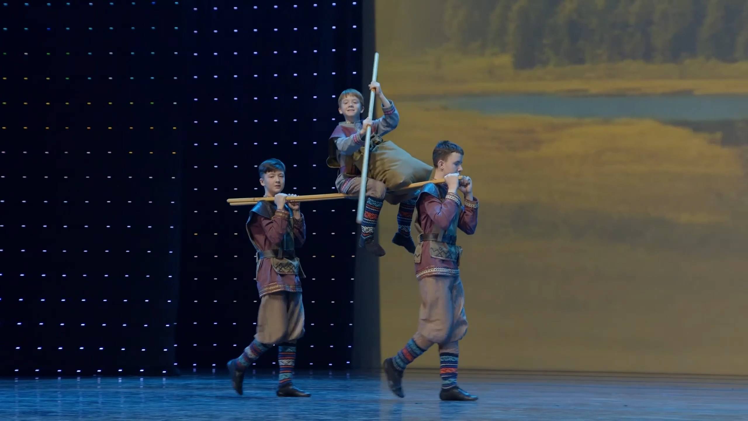 "У подножья седого Урала", Ансамбль "Сигудэк". "At the foot of the gray Urals", Ensemble "Sigudek". смотреть онлайн