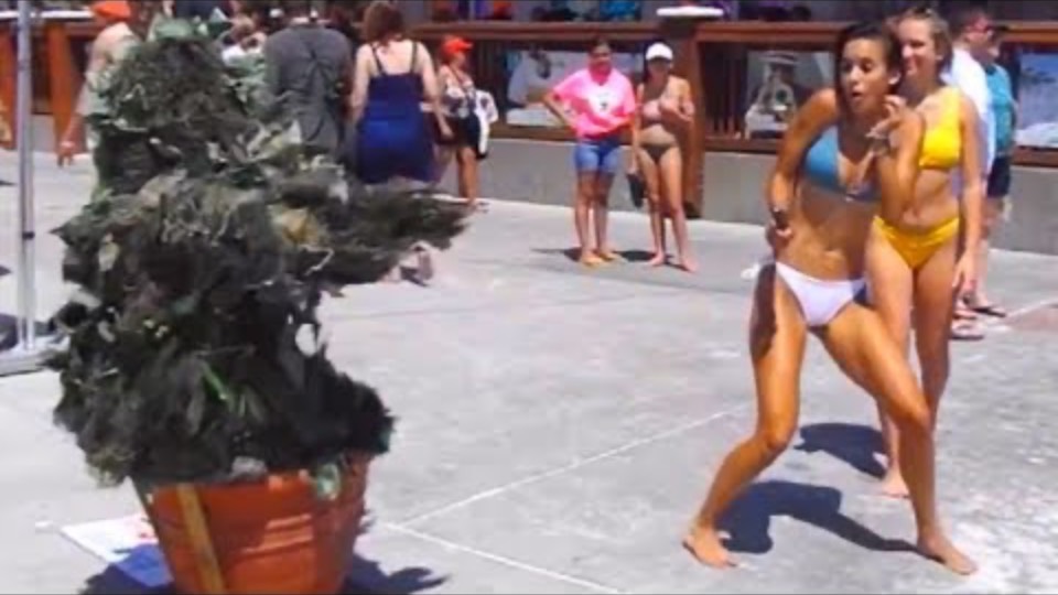 BUSHMAN SCARE PRANK AT THE BEACH смотреть онлайн