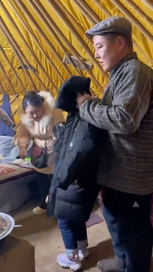 В юрту пастуха-фермера приехали в гости дети и жена 🤗👍