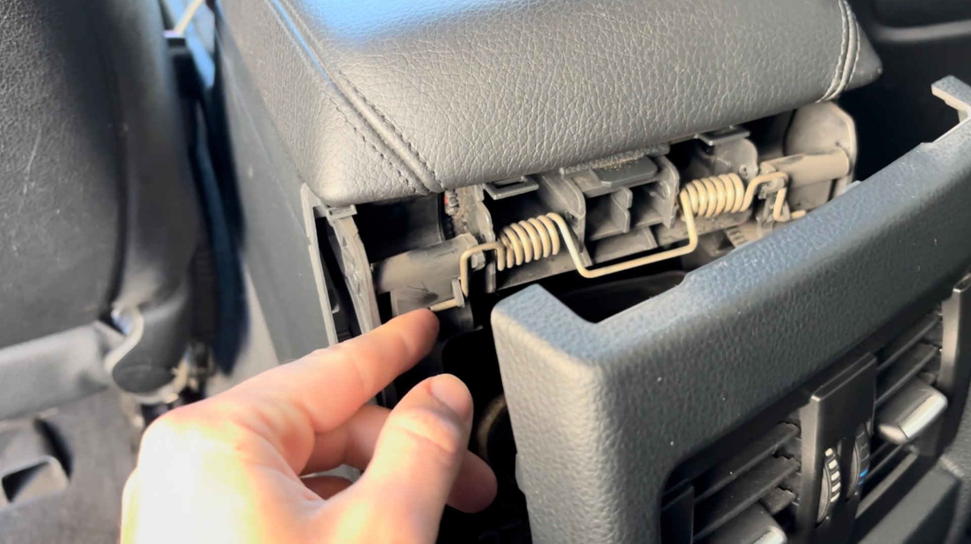 Замена подлокотника BMW F30 смотреть онлайн