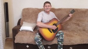 Посмотрите, как муж учится играть на гитаре.