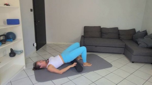 Упражнения для тазового дна с роллом.