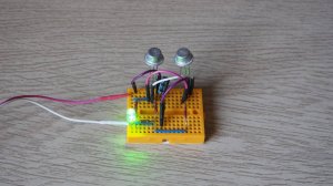 Несимметричный мультивибратор на транзисторах одной структуры.