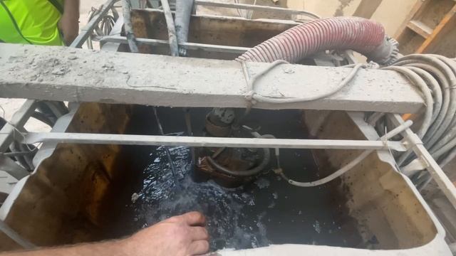 Насос ZUMFA KZN 55H c поплавком в резервуаре с грунтовой водой на стройке смотреть онлайн