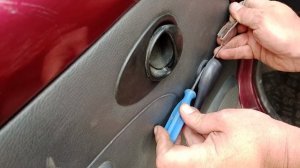 Как снять ручку стеклоподёмника Daewoo Matiz.
