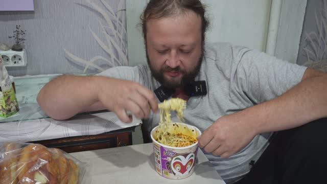 Мама не вытерпела вкус настоящей китайской лапши Так остро и сын хохочет смотреть онлайн