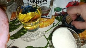 ПЕРЕРАБАТЫВАЕМ ОВОЩИ, ПОМОЩНИКИ ПОМОГАЮТ ВЫШЛО МНОГО БАНОЧЕК.