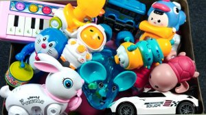 Мультики для детей. Рассматриваем набор разных игрушек и машинок Смотреть онлайн для детей и малышей