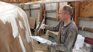 Шпаклёвка корпуса яхты.