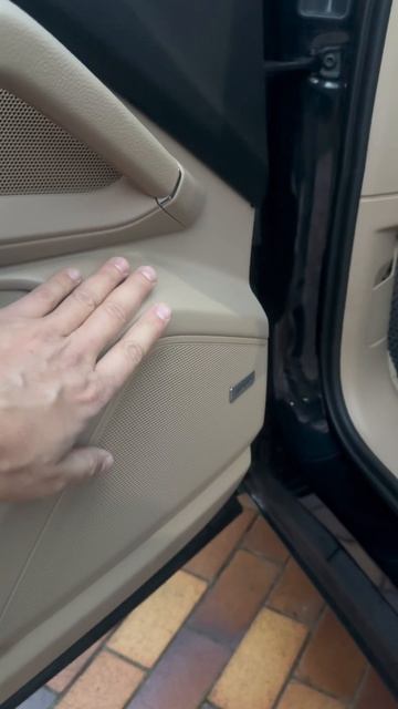 В Maserati Levante откровенно дешёвый пластик, а в Porsche Cayenne совсем другой уровень смотреть онлайн