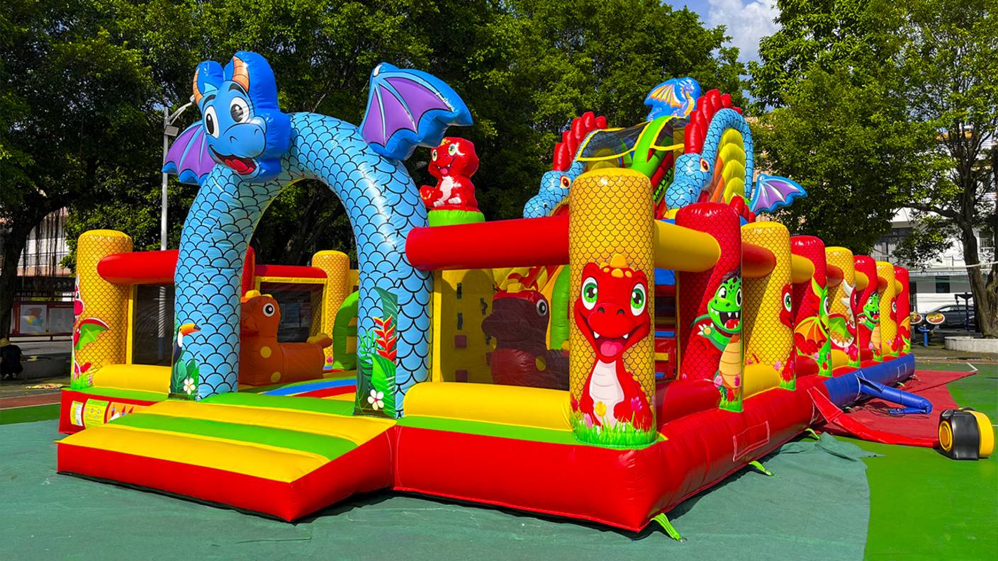 Коммерческий надувной батут «Драконы в тропиках» с механизированной головой, 14*7*7,3 м смотреть онлайн