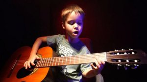 пацан 6 лет играет на гитаре фингерстайл