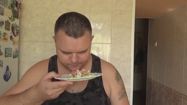 Вкусный САЛАТ, с Креветками и СОУСОМ "Нежный Лосось" от "СЛОБОДА" смотреть онлайн