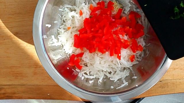 Салат из дайкона со сметаной Сочный Хрустящий Полезный смотреть онлайн