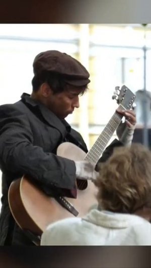 Парень очень красиво сыграл на гитаре.