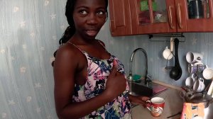 Темнокожая африканка решаеться приготовить угали по Кенийски из каши манной и пробует red чечевицу