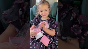 Простая встреча превращается в праздник, если в руках у папы подарок#папаидочка#дача#любовь