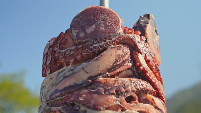 Донер-кебаб из осьминога на гриле – приготовлен на вертеле смотреть онлайн