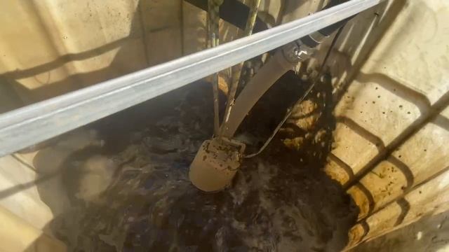 Демонстрация работы насоса ZUMFA Small D8 в грязной воде на строительном участке смотреть онлайн