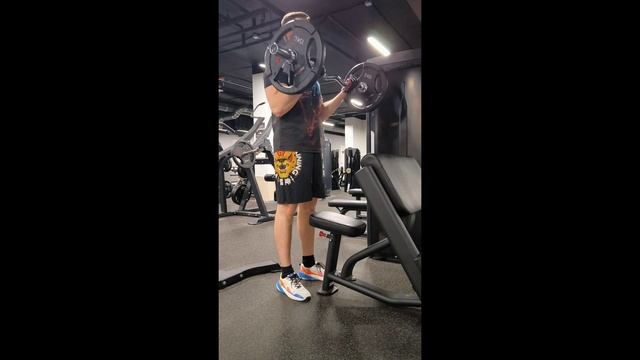 Путь боулера привел в спортзал. Спина, бицепс смотреть онлайн