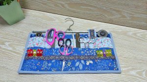 Подвесной органайзер из ткани для хранения инструментов.