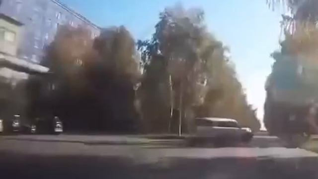 В Кемерове автоджентльмен сбил мотолорда смотреть онлайн