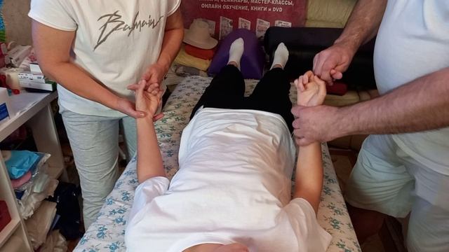 Мануальная правка рук, лежа и сидя на столе, плечи, локти, кисти, пальцы. Обучение Мануальной Терапи смотреть онлайн