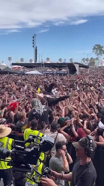 Crowd Went INSANE When STP’s Guitarist Jumped In смотреть онлайн