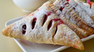 Готовое слоеное тесто и смородина. 🥐 Минимум ингредиентов и бесподобно вкусные слоечки!