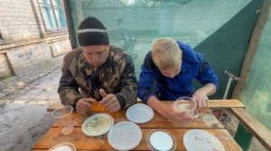 Кто быстрее съест шаурму селедку пирожки. Заруба поедание еды на скорость