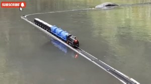 Поезд ездит по воде