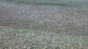 Бухта стеклянная - прибой, Владивосток, август 2025.